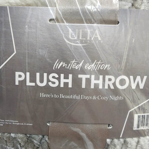 ULTA Beauty Sherpa Plush Throw Blanket Gray & White 50x60 NWT - Picture 6 of 8